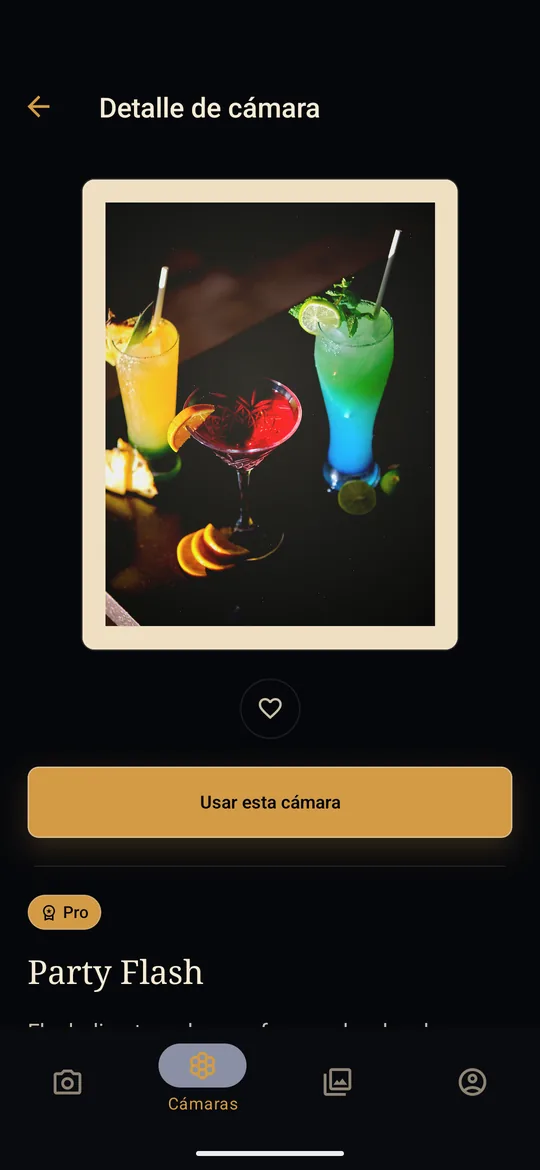Detalle de la cámara Party Flash con una foto de cócteles revelada en la app
